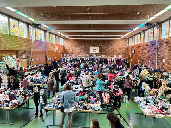 Warteschlange vor der Halle
