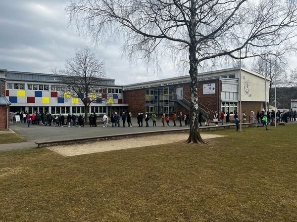 Flohmarkt Maskottchen vor der Halle